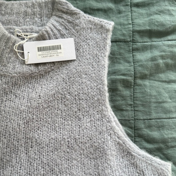 NEW with tags Reformation Saga Sleeveless Turtleneck Sweater – Light Gray - Picture 4 of 11